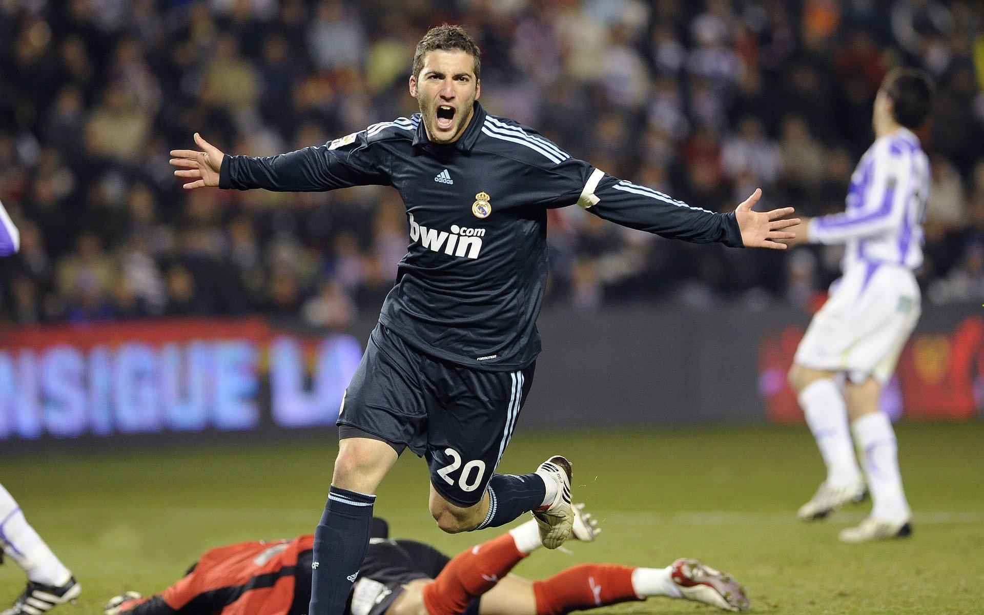 VAR判罚引发巨大争议 关键进球被吹球迷怒斥裁判不公