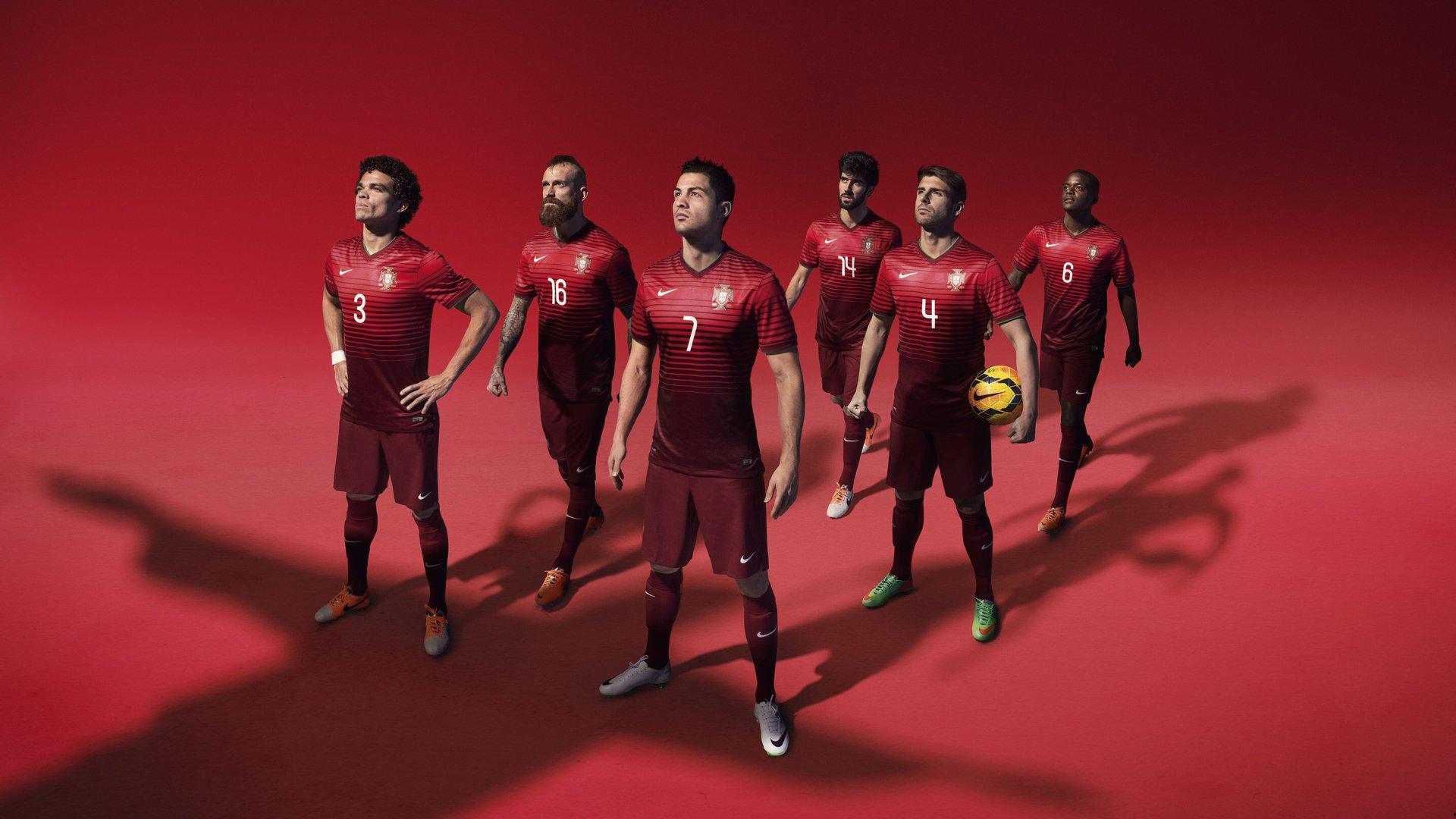 3-1逆转！387万人口小国神了，7轮不败头名出线，第7次杀进世界杯